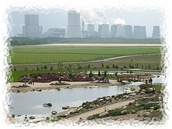 Findlingspark Nochten im Hintergrund Boxberg