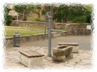 Brunnen mit alter Pumpe auf dem Wendischen Kirchhof.