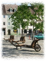 Schiebebcke als Sitzgelegenheit auf dem Markt