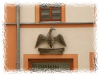Hlzener Schwan an einem Haus auf dem Marktplatz.