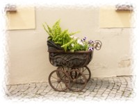Puppenwagen mit Blumen