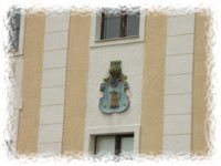 Altes Familienwappen an einem Haus in Reichenbach.