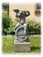 Skultur am Wilthener Rathaus