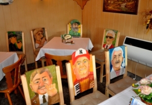 Handgeschnitzte Stühle in der "Kaiserkrone" Hainewalde
