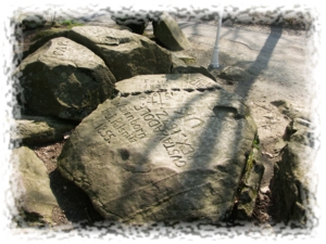 Inschrift auf mehreren Steinen auf dem Schwedenstein