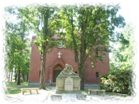 Kirche mit Kriegerdenkmal in Bernsdorf